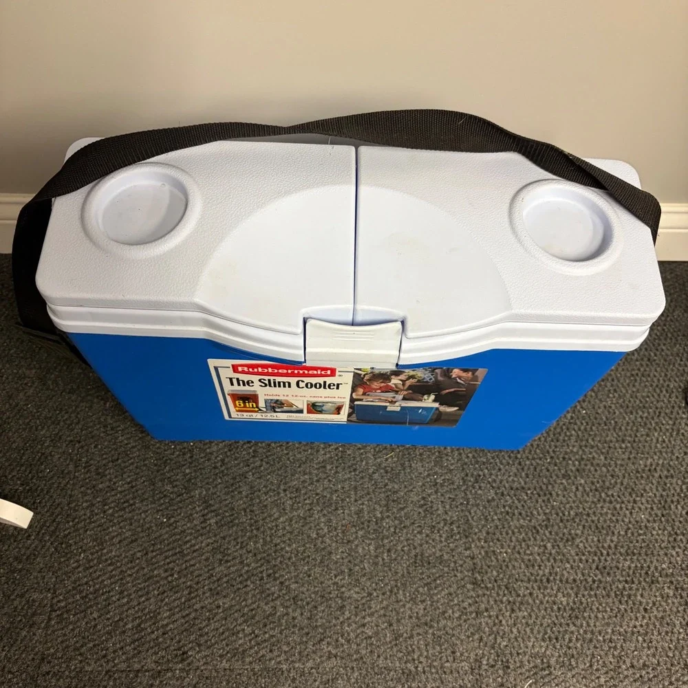 Rubbermaid The Slim Cooler 13 Qt 12.5L Blue White 12 Can Capacity Split Lid 1801